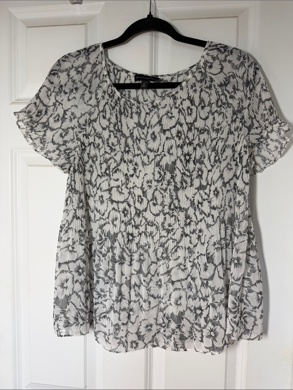 Banana Republic Black and White Floral Pleated Short Sleeve Top